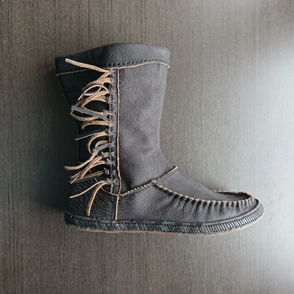 Authentic UGG Australia "HYLAND" women's boots.